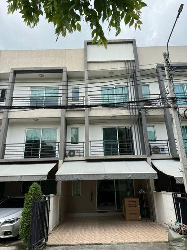 รูป ทาวน์เฮ้าส์ให้เช่า 🔥 Baan Klang Muang Sukhumvit 77 🔥 3 ห้องนอน 3 ห้องน้ำ เฟอร์นิเจอร์ และ เครื่องใช้ไฟฟ้าครบ  - รูปที่ 2/11