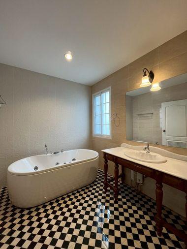picture 4beds 350sqm.  Victorian-style house near Central Bangna. Line id: @pfagent - 29/52