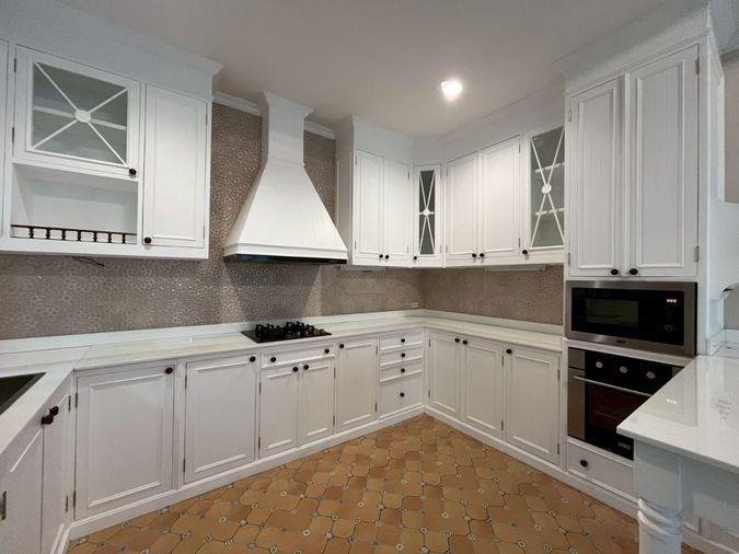 picture 4beds 350sqm.  Victorian-style house near Central Bangna. Line id: @pfagent - 11/52