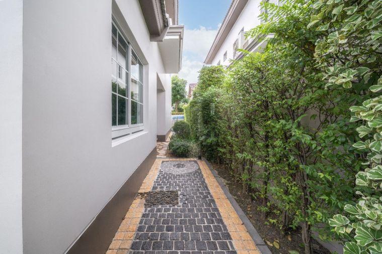picture Rare Luxury Corner Unit | South-Facing | Serene, Breezy & Stylish - 5/39