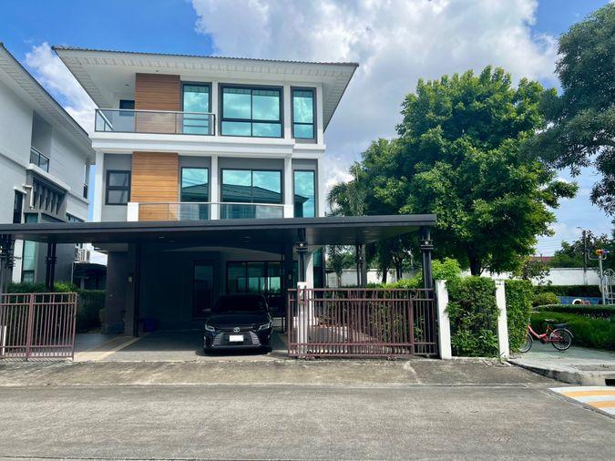 รูป ขายบ้านแฝด 3 ชั้น ศุภาลัย เอสเซ้นส์ ลาดพร้าว | บ้านสวยหลังใหญ่ พื้นที่ใช้สอยกว่า 330 ตร.ม. ตกแต่งพรีเมียมทั้งหลัง ทำเลศักยภาพ ใจกลางลาดพร้าว - รูปที่ 1/24