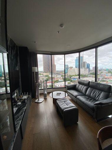 picture Corner unit with a view, curved windows, and privacy at IDEO Q Sukhumvit 36. - 1/11