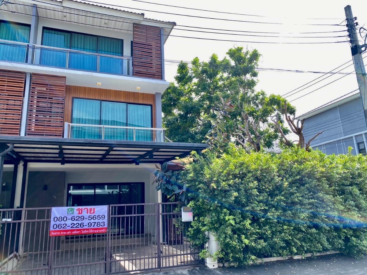รูป ขายทาวน์โฮม 3 ชั้น ศุภาลัย เอสเซ้นส์ ลาดพร้าว | ทาวน์โฮมหลังใหญ่ Built-in สวย พื้นที่สวนข้างบ้านร่มรื่น ให้ความเป็นส่วนตัวเหมือนบ้านเดี่ยว - รูปที่ 2/31