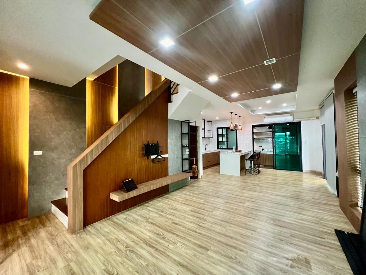 รูป ขายทาวน์โฮม 3 ชั้น ศุภาลัย เอสเซ้นส์ ลาดพร้าว | ทาวน์โฮมหลังใหญ่ Built-in สวย พื้นที่สวนข้างบ้านร่มรื่น ให้ความเป็นส่วนตัวเหมือนบ้านเดี่ยว - รูปที่ 9/31