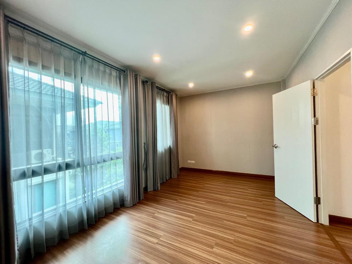 รูป ขายทาวน์โฮม 3 ชั้น ศุภาลัย เอสเซ้นส์ ลาดพร้าว | ทาวน์โฮมหลังใหญ่ Built-in สวย พื้นที่สวนข้างบ้านร่มรื่น ให้ความเป็นส่วนตัวเหมือนบ้านเดี่ยว - รูปที่ 27/31