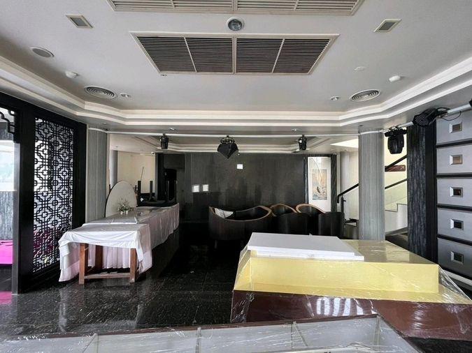 picture over 200 car parking lots , good location on phetkasem mainroad , Commercial space for rent - 4/7