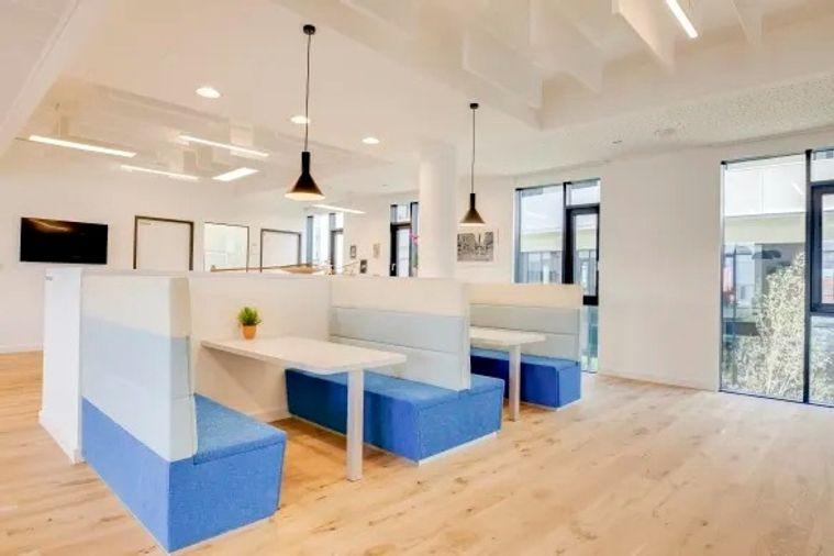 picture Flexible office space at Vanich Place Ari on Phahonyothin, featuring a premium office interior or customizable office design to suit your preferences. - 10/16