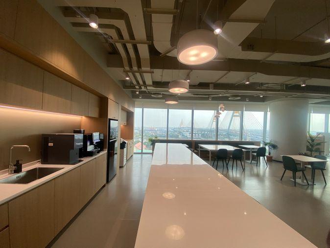 picture Luxury offices at Kingbridge Tower in central Bangkok, near Bhumibol Bridge, with modern workspaces, ideal for short-term or long-term headquarters. - 6/12