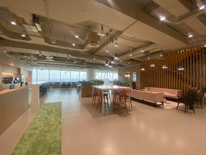 picture Luxury offices at Kingbridge Tower in central Bangkok, near Bhumibol Bridge, with modern workspaces, ideal for short-term or long-term headquarters. - 6/10