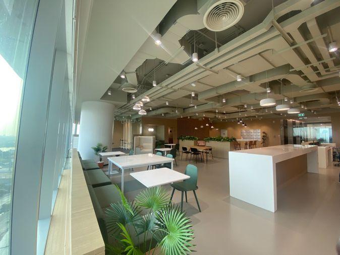 picture Luxury offices at Kingbridge Tower in central Bangkok, near Bhumibol Bridge, with modern workspaces, ideal for short-term or long-term headquarters. - 4/10
