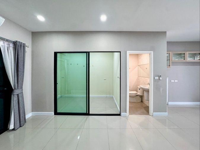 รูป ขายด่วน ทาวน์โฮม 3 ชั้น สไตล์ Modern ต่อเติมเต็มพื้นที่ เหมือนบ้านมือหนึ่ง | ฟังก์ชันใหญ่ 4 ห้องนอน ทำเลทอง ใกล้ทางด่วน - รูปที่ 8/28