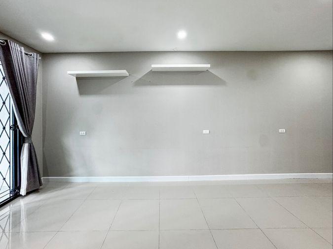รูป ขายด่วน ทาวน์โฮม 3 ชั้น สไตล์ Modern ต่อเติมเต็มพื้นที่ เหมือนบ้านมือหนึ่ง | ฟังก์ชันใหญ่ 4 ห้องนอน ทำเลทอง ใกล้ทางด่วน - รูปที่ 4/28
