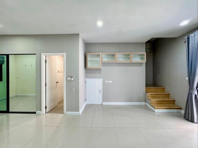รูป ขายด่วน ทาวน์โฮม 3 ชั้น สไตล์ Modern ต่อเติมเต็มพื้นที่ เหมือนบ้านมือหนึ่ง | ฟังก์ชันใหญ่ 4 ห้องนอน ทำเลทอง ใกล้ทางด่วน - รูปที่ 9/28