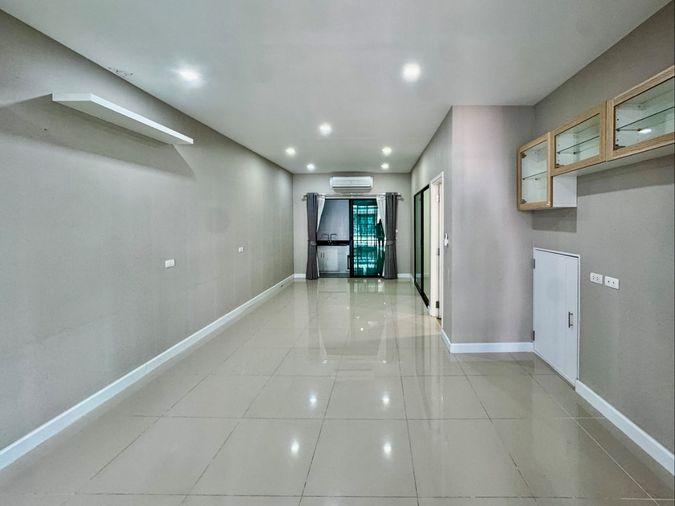 รูป ขายด่วน ทาวน์โฮม 3 ชั้น สไตล์ Modern ต่อเติมเต็มพื้นที่ เหมือนบ้านมือหนึ่ง | ฟังก์ชันใหญ่ 4 ห้องนอน ทำเลทอง ใกล้ทางด่วน - รูปที่ 11/28