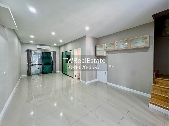 รูป ขายด่วน ทาวน์โฮม 3 ชั้น สไตล์ Modern ต่อเติมเต็มพื้นที่ เหมือนบ้านมือหนึ่ง | ฟังก์ชันใหญ่ 4 ห้องนอน ทำเลทอง ใกล้ทางด่วน - รูปที่ 10/28