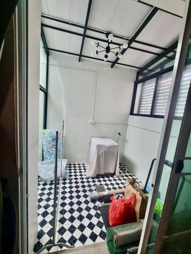 รูป ขายด่วน ทาวน์โฮม 3 ชั้น หลังมุม Baan Klang Muang ลาดพร้าว 101 | ต่อเติมเต็มหลัง พร้อมอยู่ | ทำเลทองเชื่อมหลายเส้นทาง - รูปที่ 12/16