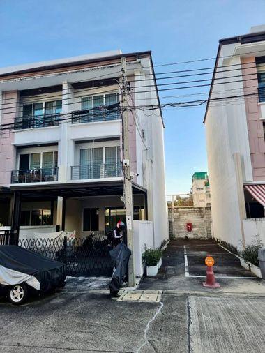 รูป ขายด่วน ทาวน์โฮม 3 ชั้น หลังมุม Baan Klang Muang ลาดพร้าว 101 | ต่อเติมเต็มหลัง พร้อมอยู่ | ทำเลทองเชื่อมหลายเส้นทาง - รูปที่ 16/16