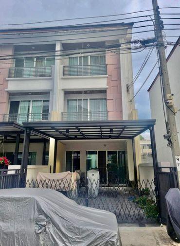 รูป ขายด่วน ทาวน์โฮม 3 ชั้น หลังมุม Baan Klang Muang ลาดพร้าว 101 | ต่อเติมเต็มหลัง พร้อมอยู่ | ทำเลทองเชื่อมหลายเส้นทาง - รูปที่ 1/16