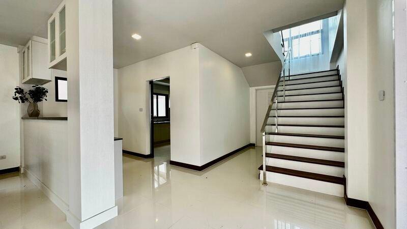รูป Luxury Two-Story Modern Villa for Sale in Huay Yai - รูปที่ 3/8