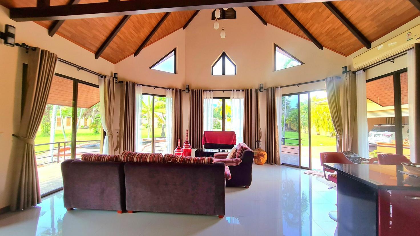 รูป Spacious Private Villa with Swimming Pool for Sale – Bang Saray - รูปที่ 7/20
