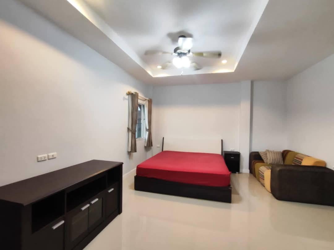 picture Spacious 5-Bedroom House for Sale in East Pattaya - 10/12