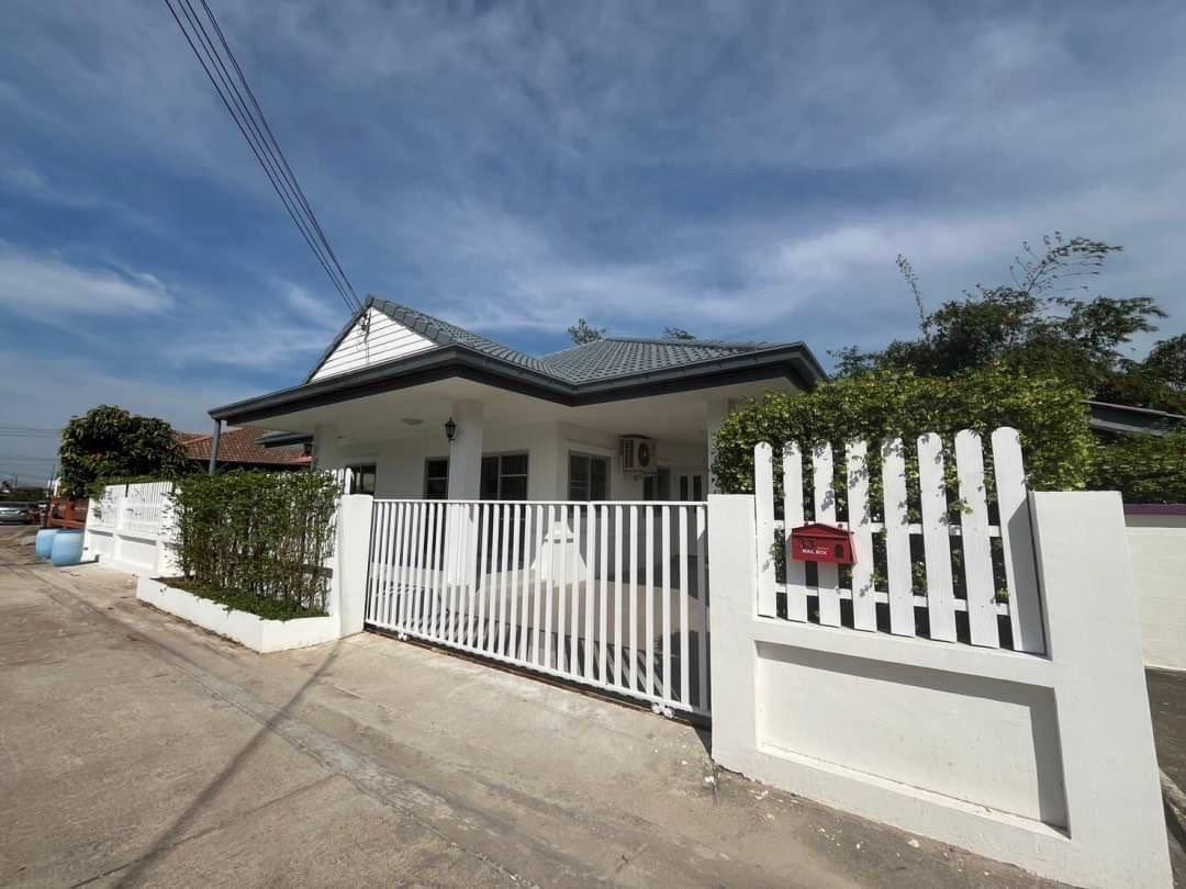 picture Luxury Pool Villa for sale in Pattaya East - 1/12