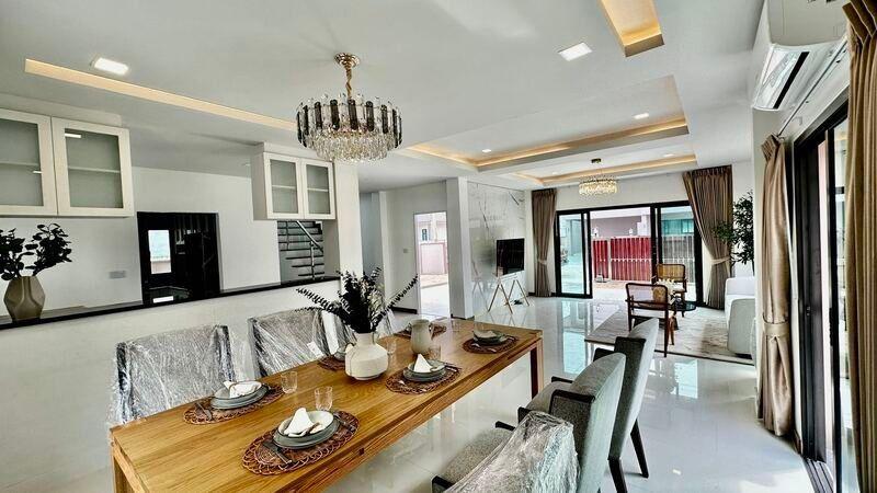 รูป Luxury Two-Story Modern Villa for Sale in Huay Yai - รูปที่ 2/8
