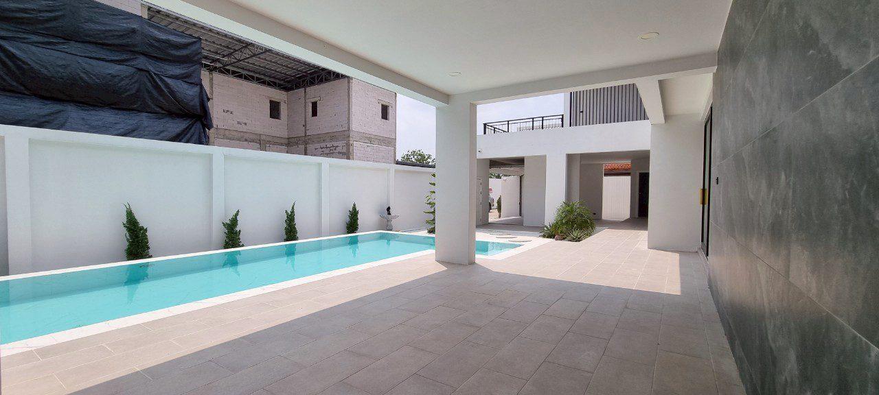 รูป Spacious 4 Bedrooms Pool Villa in Mabprachan for Sale - รูปที่ 4/22