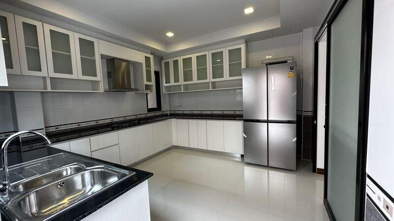 รูป Luxury Two-Story Modern Villa for Sale in Huay Yai - รูปที่ 4/8