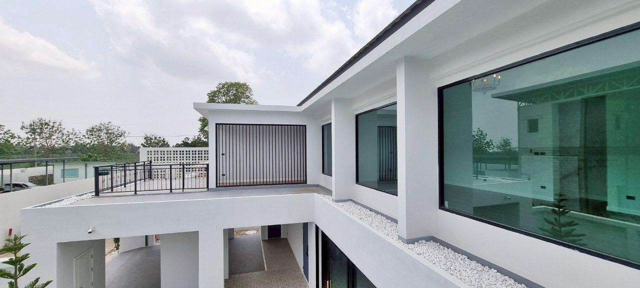 รูป Spacious 4 Bedrooms Pool Villa in Mabprachan for Sale - รูปที่ 12/22