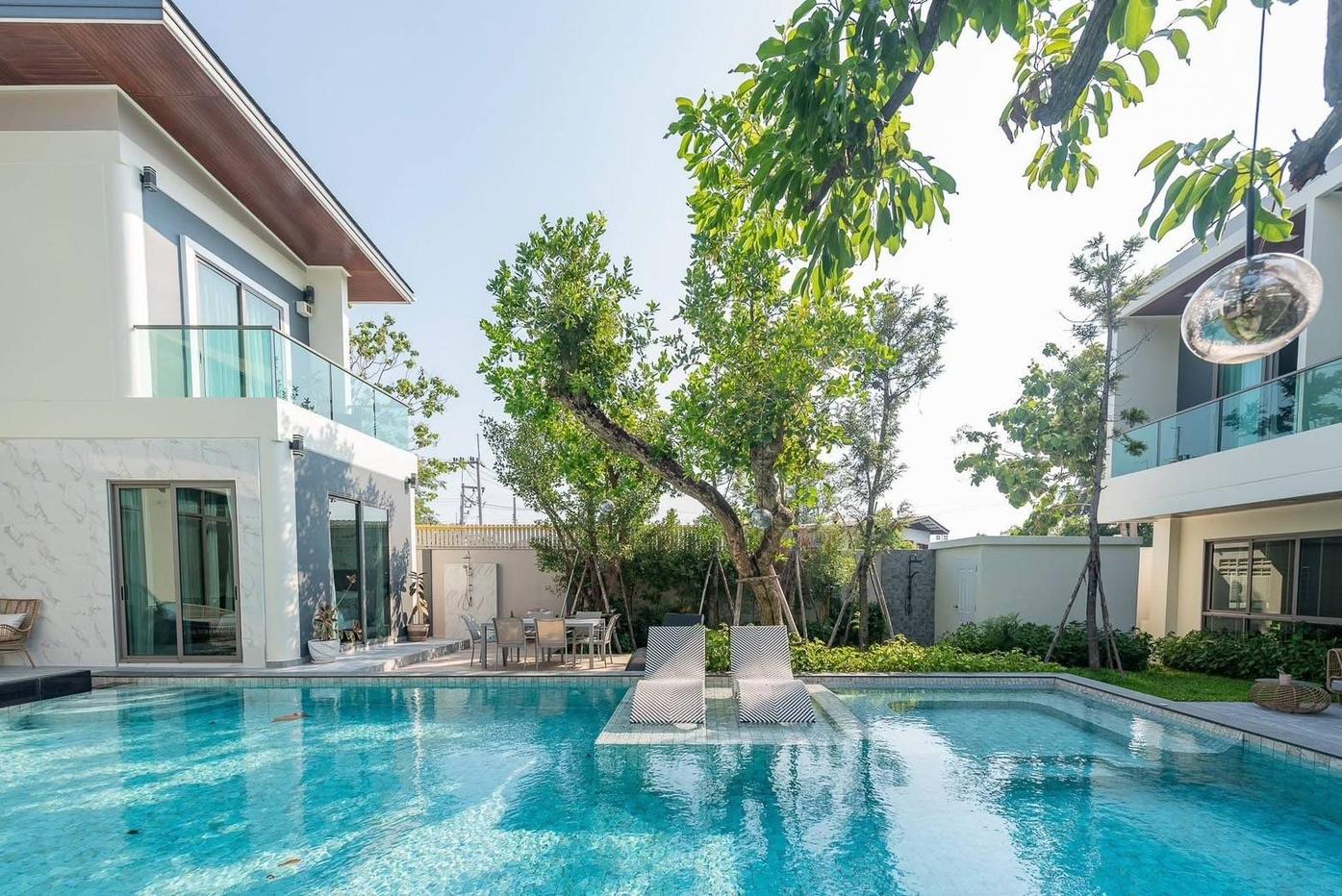 picture Modern Luxury Pool Villa for Sale in Mabprachan - 20/20
