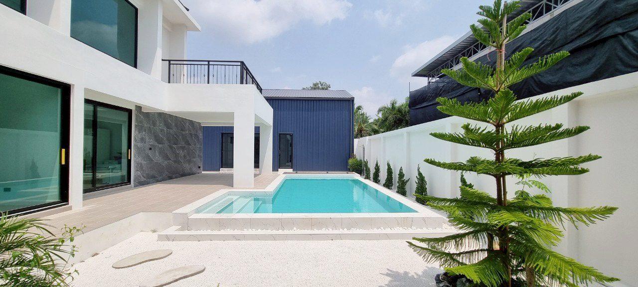 รูป Spacious 4 Bedrooms Pool Villa in Mabprachan for Sale - รูปที่ 1/22