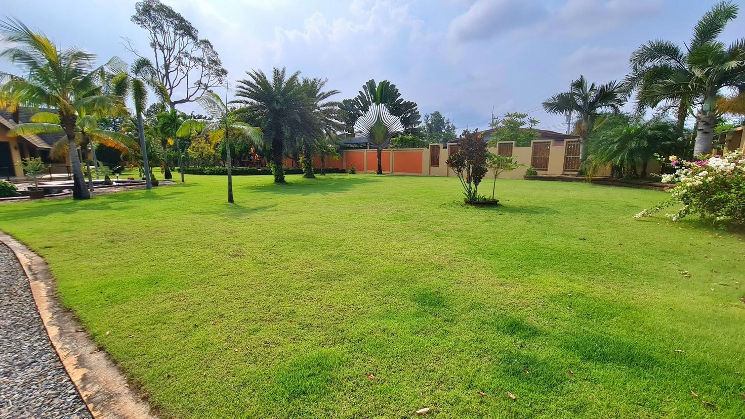 รูป Spacious Private Villa with Swimming Pool for Sale – Bang Saray - รูปที่ 17/20