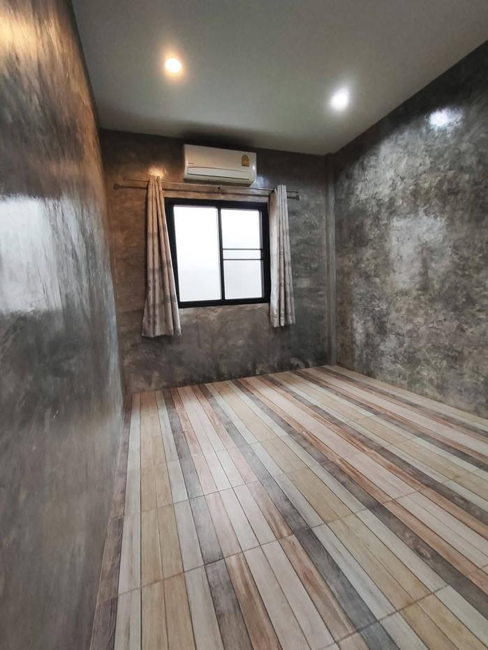 picture Spacious 5-Bedroom House for Sale in East Pattaya - 3/12