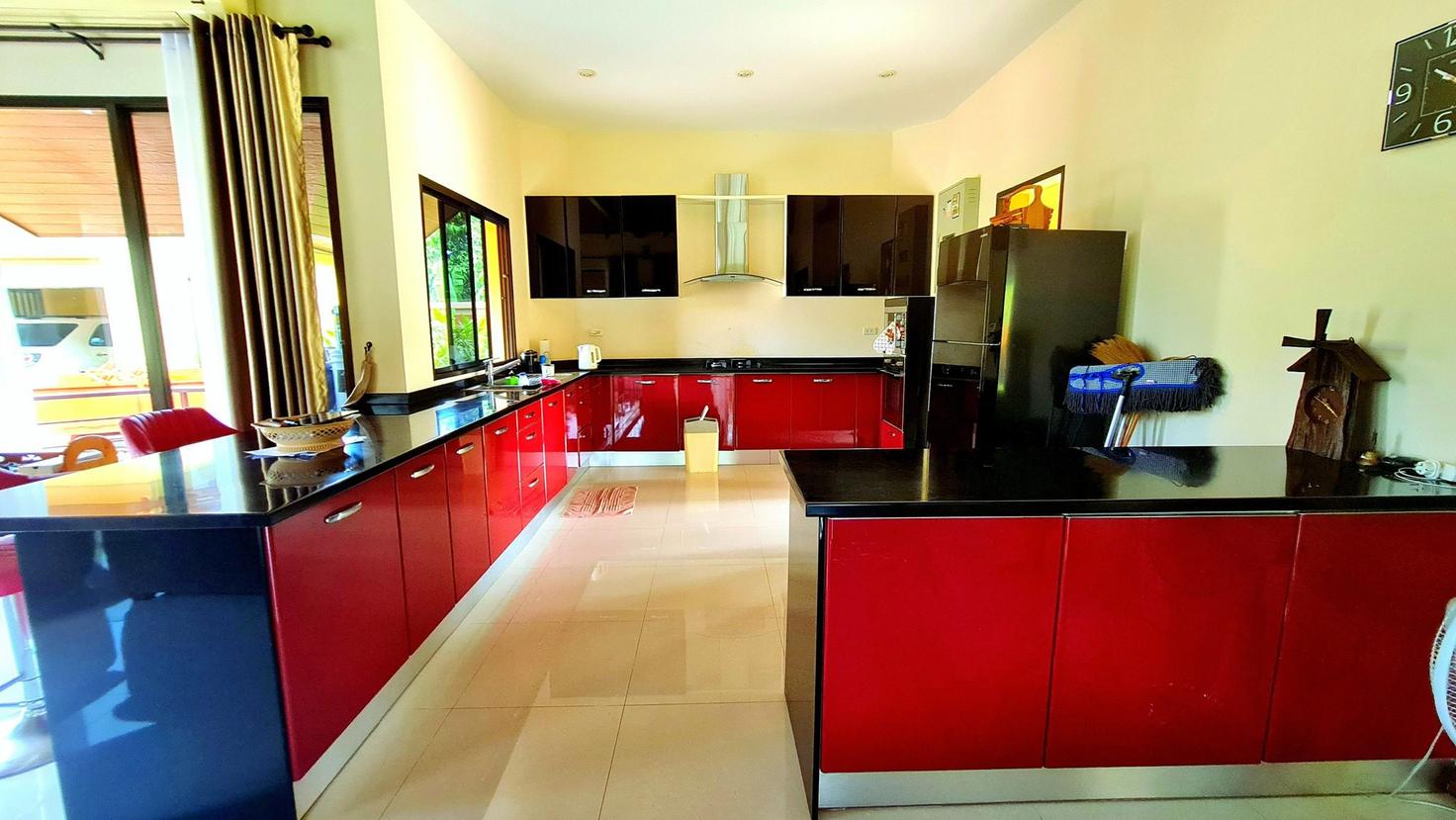 รูป Spacious Private Villa with Swimming Pool for Sale – Bang Saray - รูปที่ 8/20