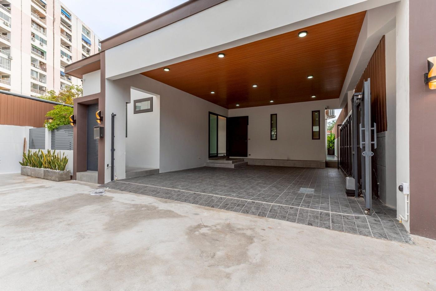 picture Luxury Detached House with Private Pool in Pattaya - 1/9