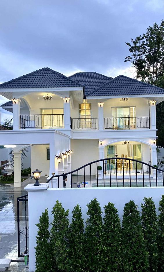 picture Luxury 5-Bedroom Pool Villa for Sale in North Pattaya - 1/9