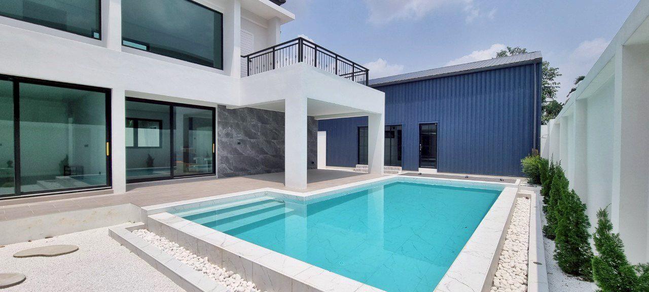 รูป Spacious 4 Bedrooms Pool Villa in Mabprachan for Sale - รูปที่ 2/22