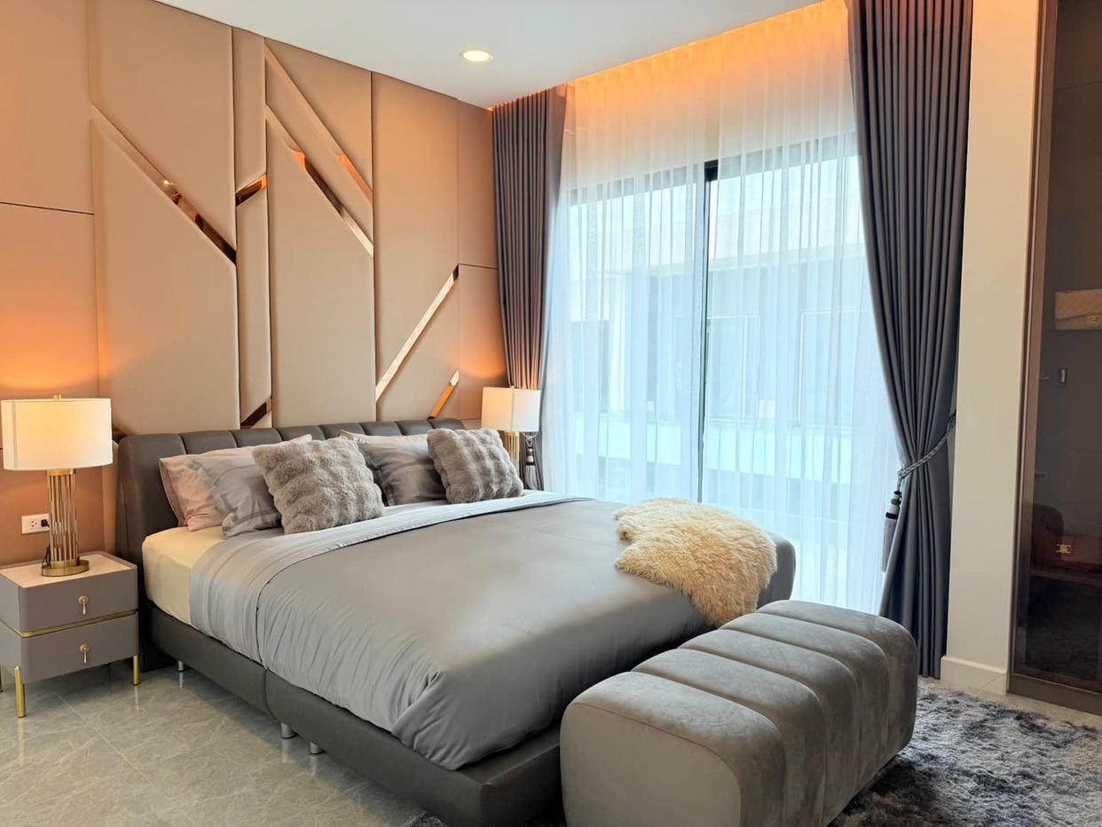 picture 5 Bedrooms Pool Villa in East Pattaya for Sale - 12/18