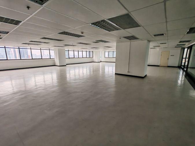 picture BTS phayathai is in front of the building of Phayathai Plaza	Area: 959 sq m - 1/6