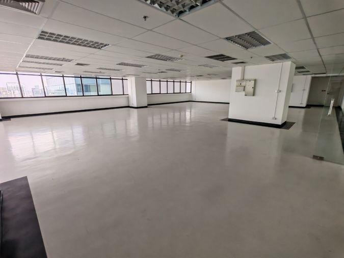 picture BTS phayathai is in front of the building of Phayathai Plaza	Area: 281 sq m - 3/5