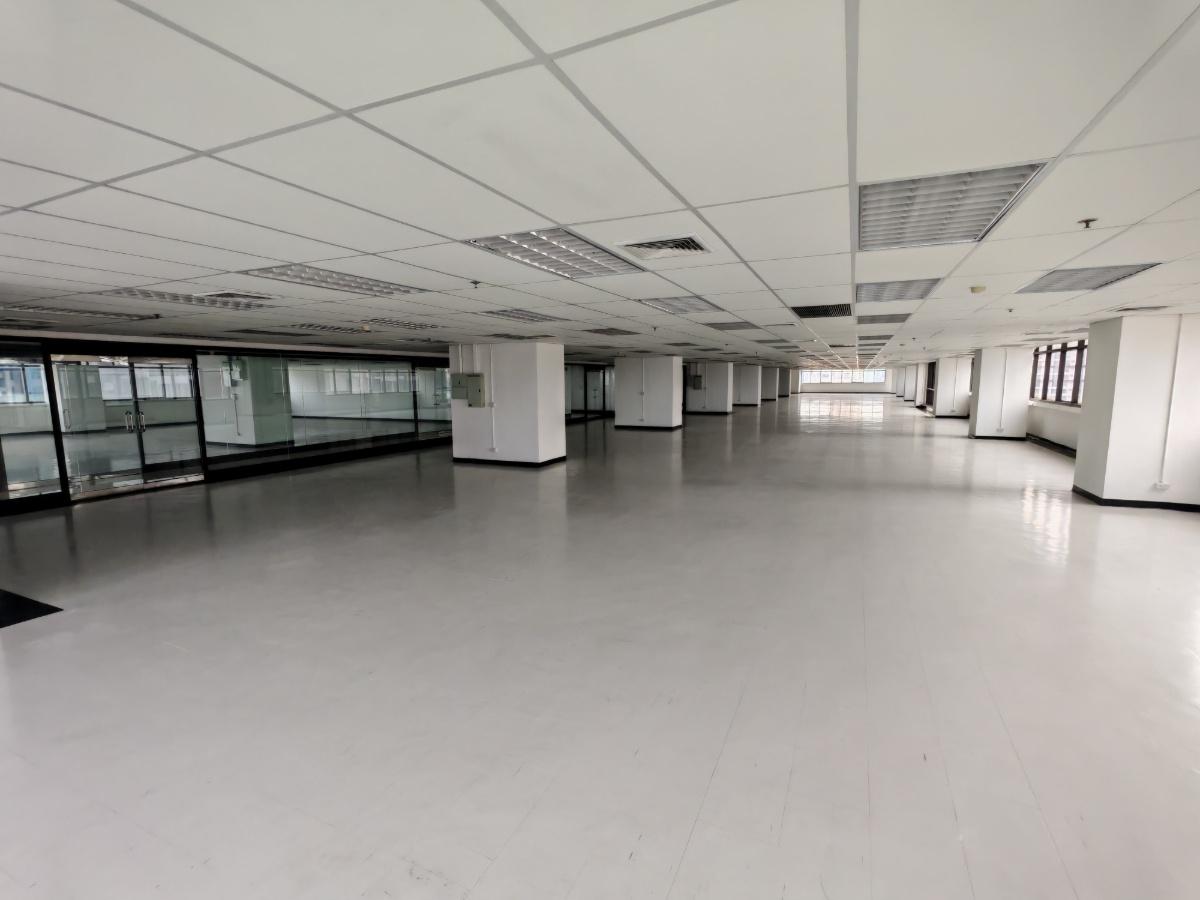 รูป รถไฟฟ้า พญาไท อยู่หน้าตึก Phayathai Plaza (พญาไท พลาซ่า) 	ขนาด 959 ตรม - รูปที่ 3/6