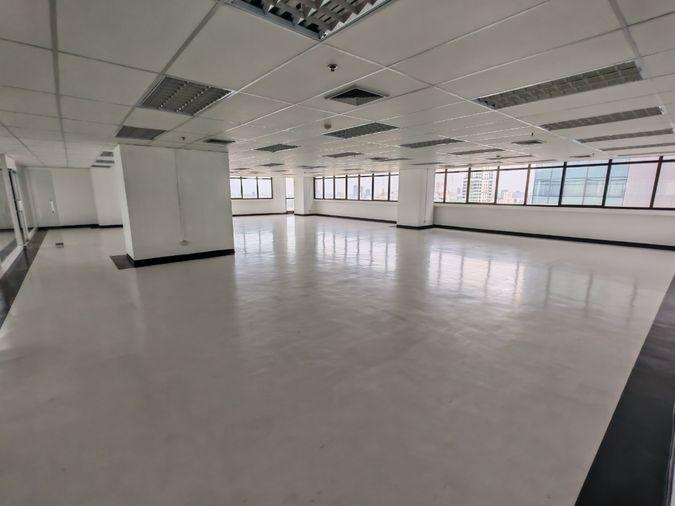 picture BTS phayathai is in front of the building of Phayathai Plaza	Area: 281 sq m - 2/5