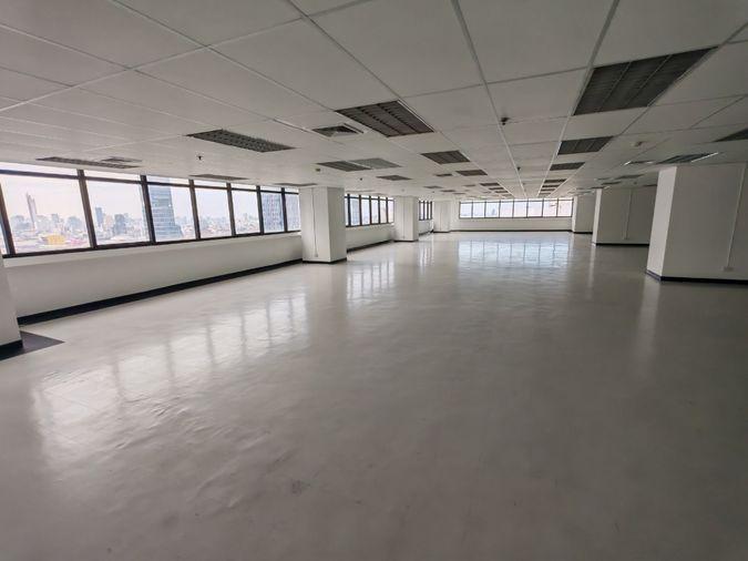 picture BTS phayathai is in front of the building of Phayathai Plaza	Area: 959 sq m - 4/6