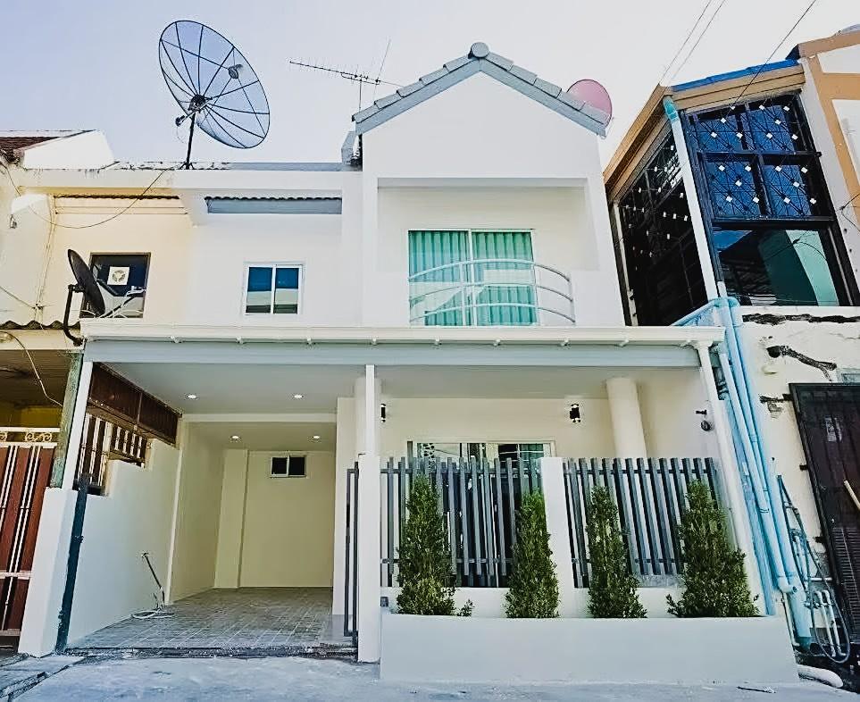 รูป Modern 2-Storey Townhouse for Sale in Thepprasit - รูปที่ 1/19
