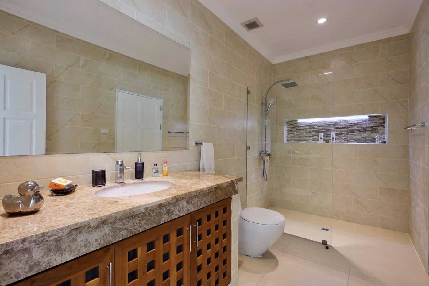 picture Spacious 6-Bed Luxury Pool Villa for Rent – Prime Jomtien Beach - 20/21