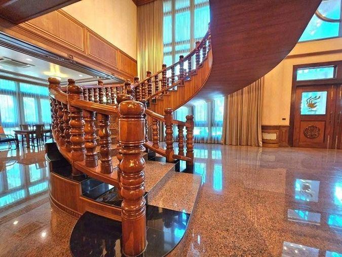 รูป ขายคฤหาสหรู ในเมืองศรีราชา ตกแต่งเฟอร์นิเจอร์ด้วยไม้สัก และ ไม้มะค่าทั้งหลัง  - รูปที่ 9/20