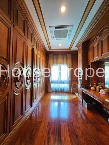 รูป ขายคฤหาสหรู ในเมืองศรีราชา ตกแต่งเฟอร์นิเจอร์ด้วยไม้สัก และ ไม้มะค่าทั้งหลัง - รูปที่ 17/20