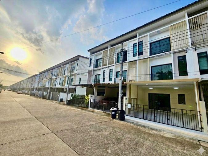 รูป ขายด่วน ราคาดีมาก ทาวน์โฮม 3 ชั้น รีโนเวทใหม่ PATIO ศรีนครินทร์–พระราม 9 ทำเลกรุงเทพกรีฑา - รูปที่ 21/25