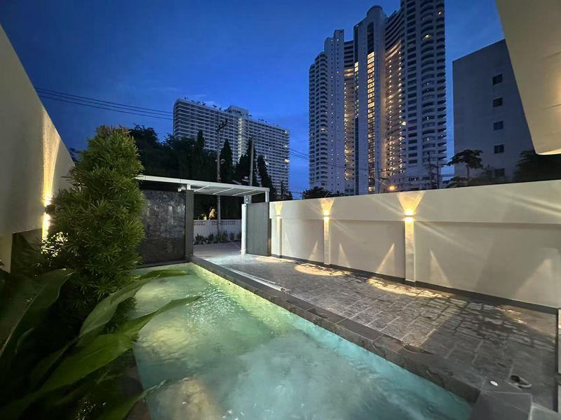 picture Pool Villa 5 Bedrooms in Jomtien - 2/15